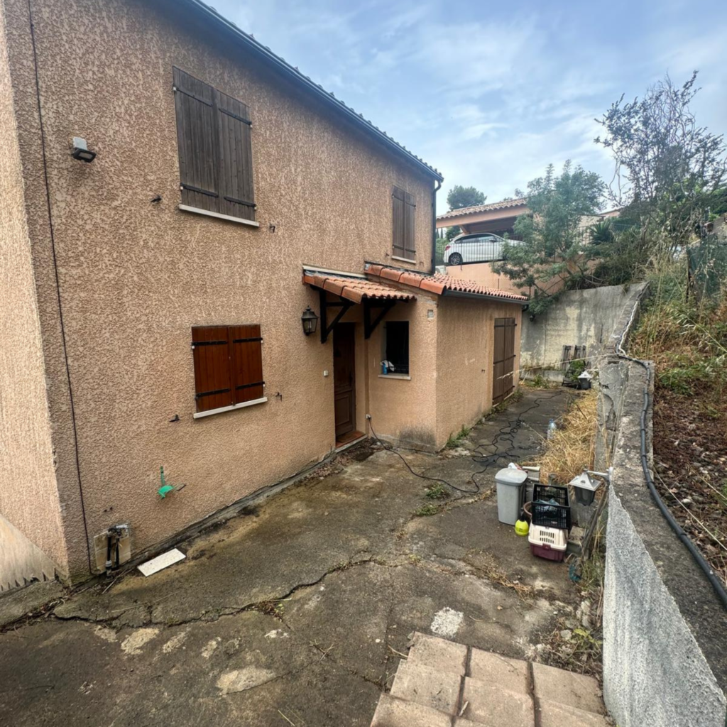 Fissures, béton fatigué et peintures qui farinent